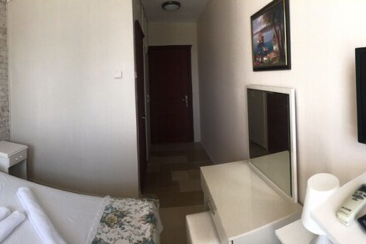 Room 4 of 12