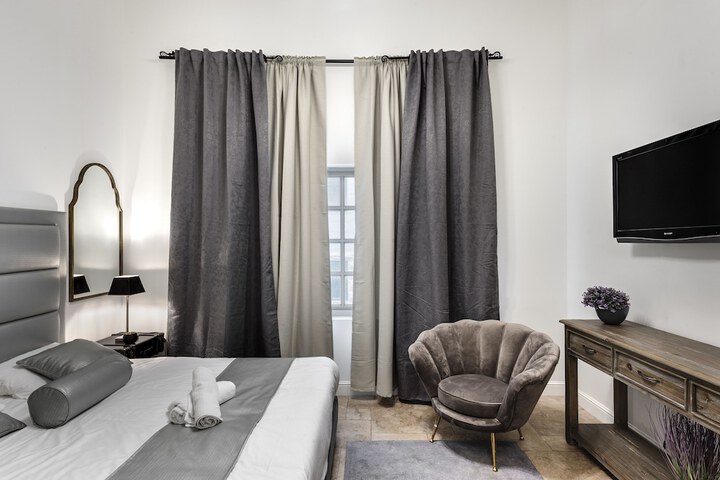 Room 2 of 43