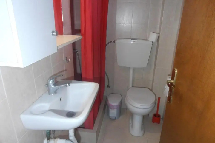 Room 7 of 12
