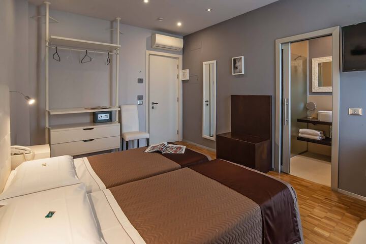 Room 32 of 74