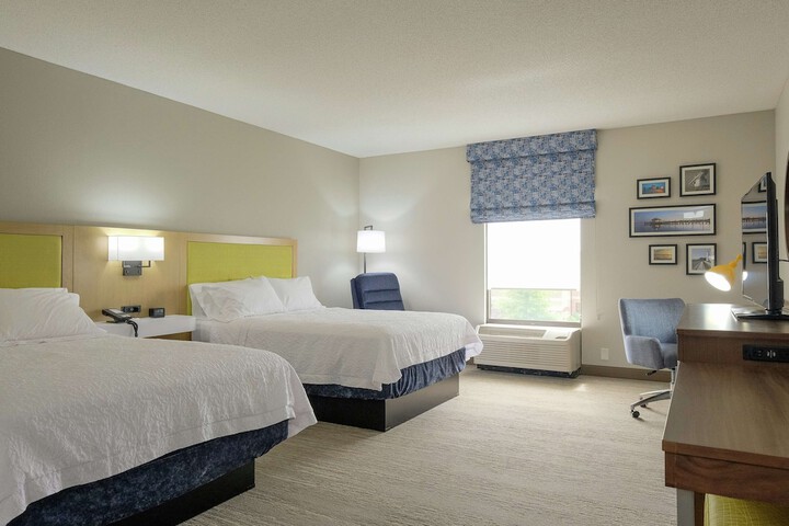 2 Queen Beds (10 of 24)