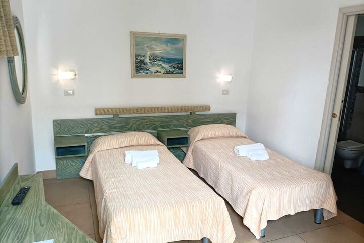Room 18 van 79