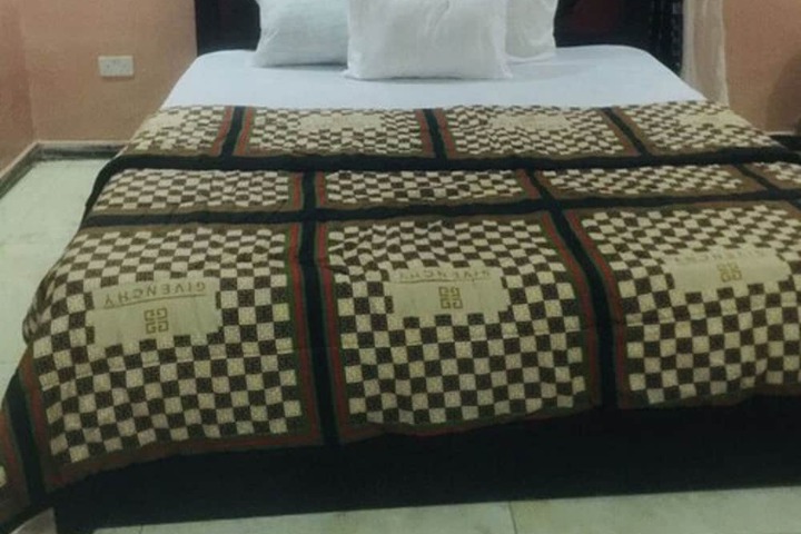 Room 4 of 7