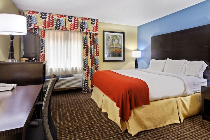 1 King Bed (4 of 6)