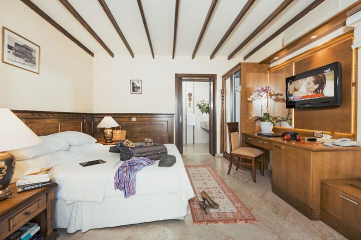 Room 2 of 31