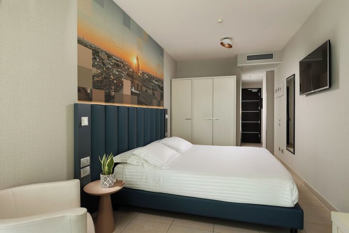 Room 8 of 113