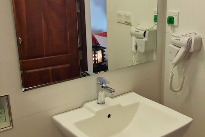 Room 33 of 48