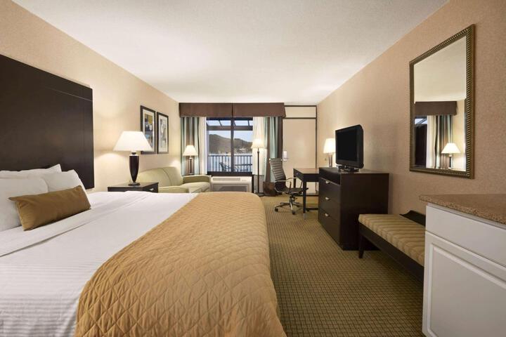 1 Queen Bed Accessible Room Street View (6 of 10)