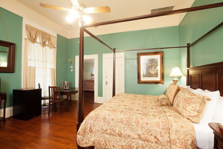 Room 6 of 156