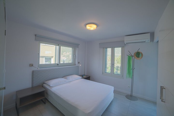 Room 4 of 80