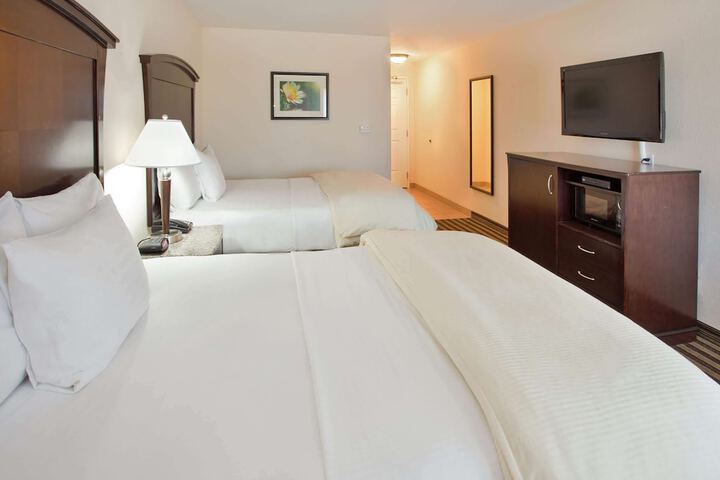 2 Queen Beds (1 of 8)