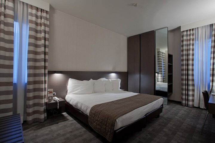 Room 5 of 32