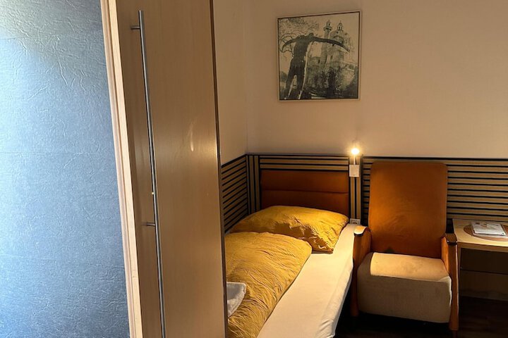 Room 13 of 25