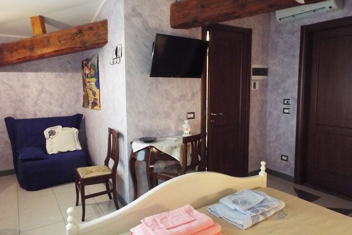 Room 6 of 28