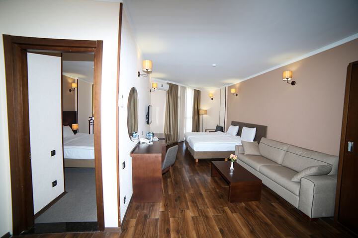 Room 16 of 104