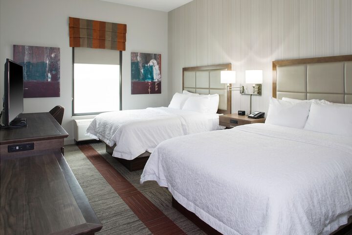 2 Queen Beds (2 of 8)