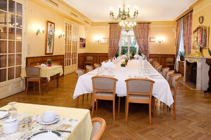 Dining 16 of 45