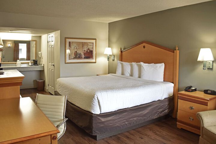 1 King Bed (13 of 15)