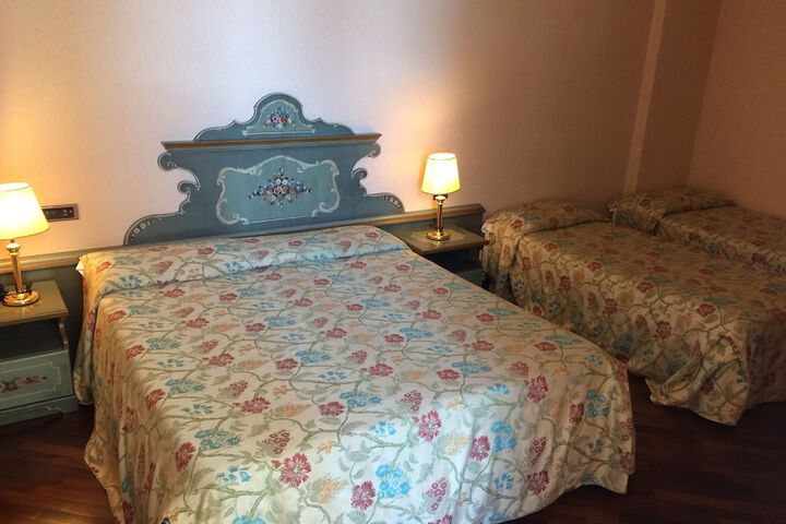 Room 9 of 33