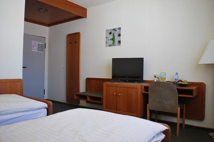 Room 6 of 33