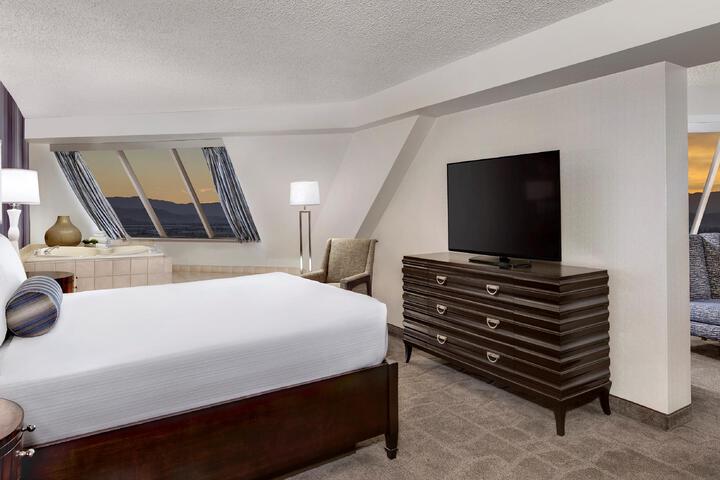 Pyramid 2 Queen Corner Suite (3 of 8)
