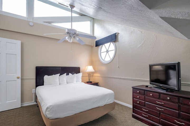 Room 9 of 32