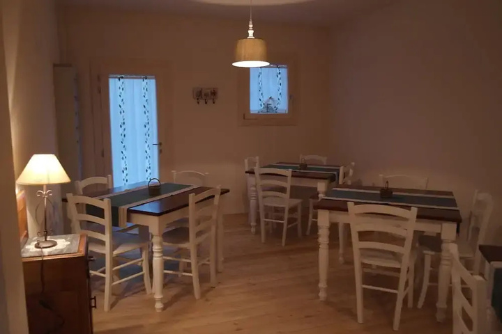 Dining 18 of 22