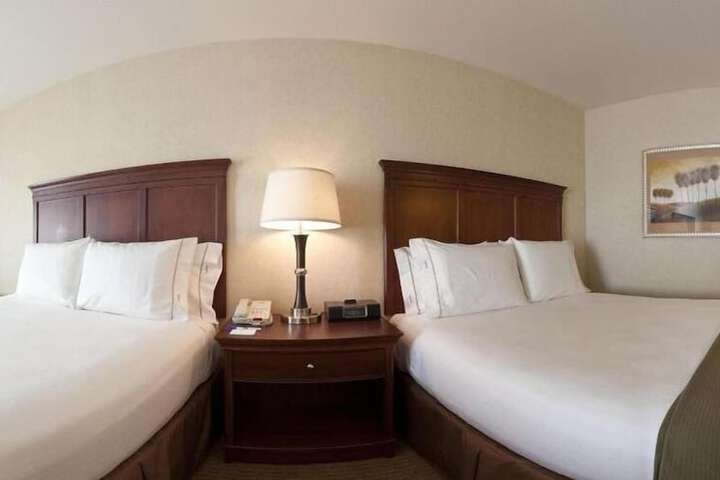 2 Queen Beds (3 of 5)