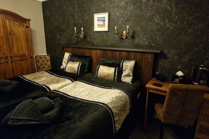 Room 32 of 77