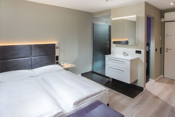 Room 9 of 110