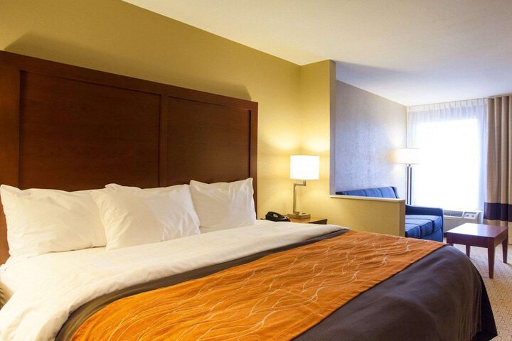 1 King Bed (2 of 21)