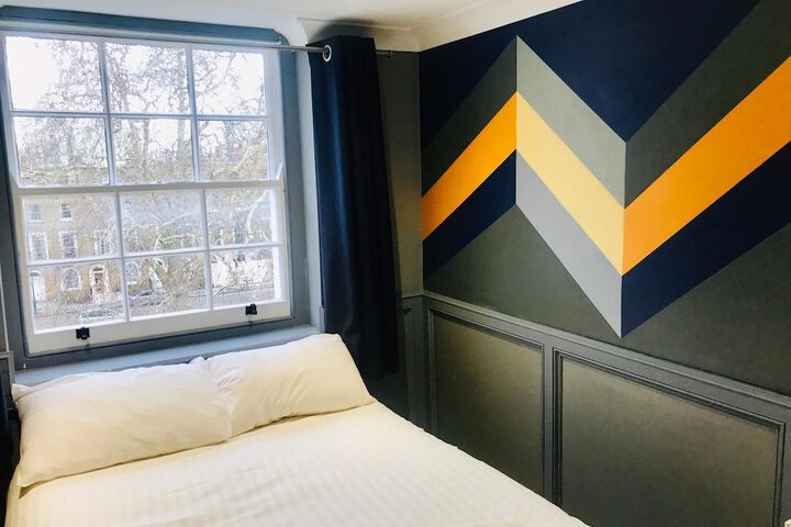 Room 6 of 106
