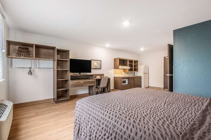 1 Queen Bed (2 of 19)