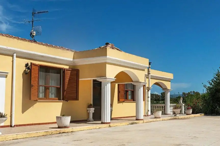 Exterior of Welcomely - Tanca Farr