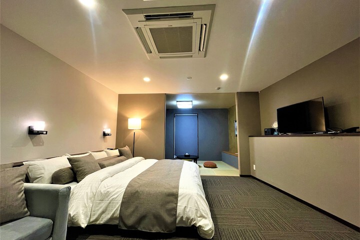 Room 4 of 18