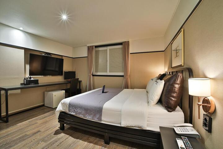 Brown Dot Hotel Umgung