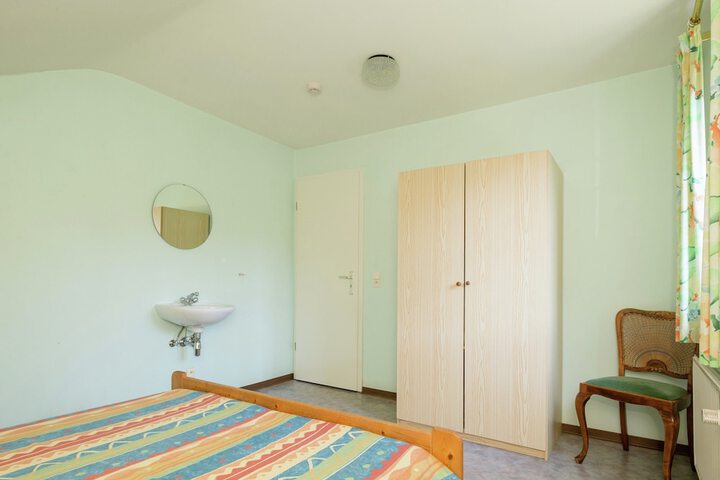 Room 9 of 37