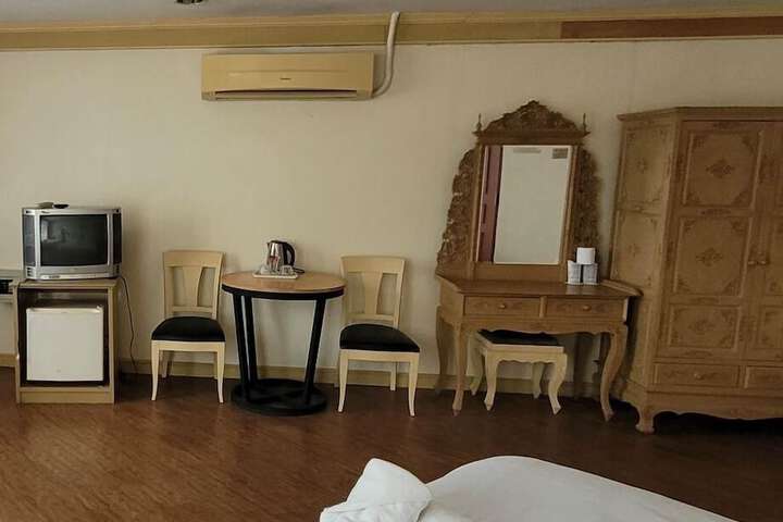 Room 6 of 20