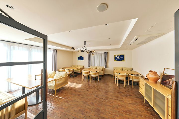 Lobby lounge