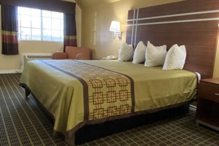 1 King Bed (10 of 13)