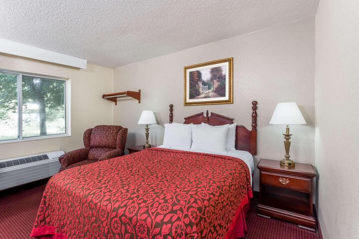 1 Queen Bed (17 of 23)