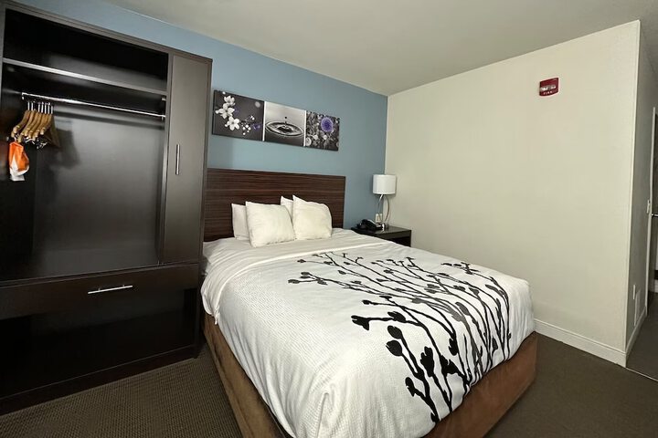 Room 6 of 17