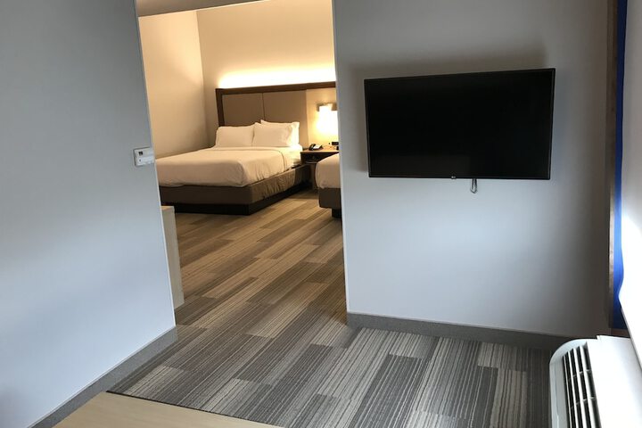 1 King Bed (6 of 14)