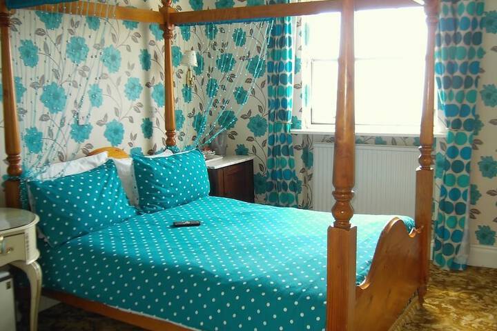 Room 3 of 25