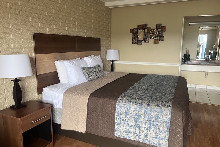 1 King Bed (1 of 17)