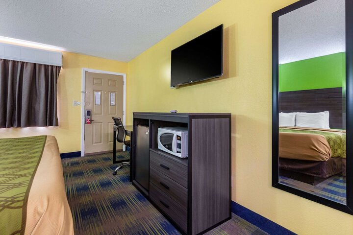 1 King Bed (3 of 7)