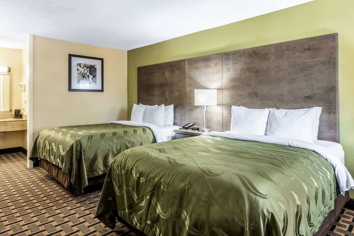 2 Queen Beds (6 of 8)