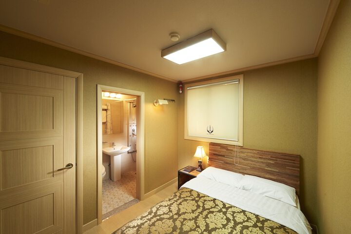 Room 7 of 32