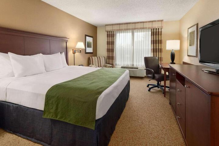 1 King Bed Accessible (4 of 10)