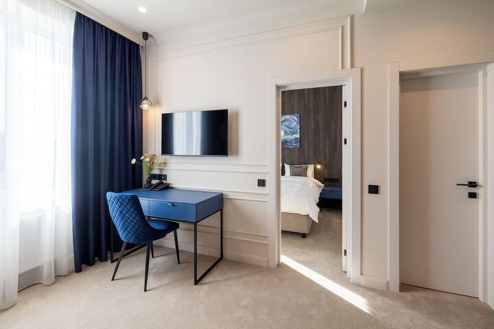 Room 27 of 98